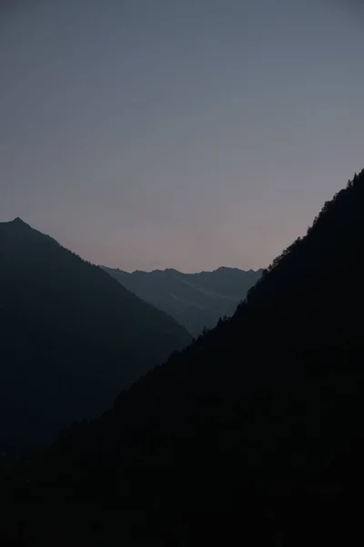 Vertikální Záběr Krásných Hor Při Západu Slunce — Stock fotografie