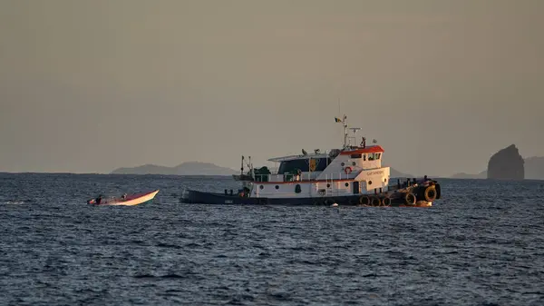 Small White Ship Sailing Middle Calm Sea — Stock Photo, Image