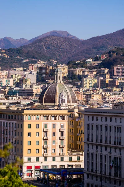 Een Prachtig Uitzicht Kerk Met Een Koepel Woongebouwen Genua Italië — Stockfoto