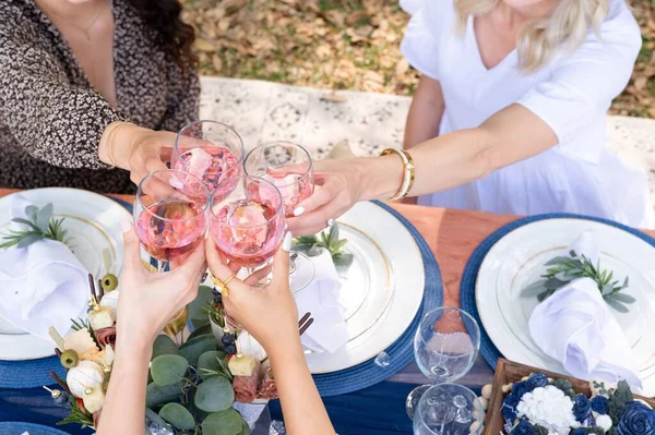 ピンクの輝くバラのワインとレディース屋外ピクニック — ストック写真