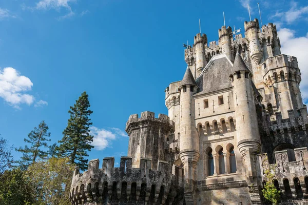 Μια Μαγευτική Θέα Του Κάστρου Της Butron Ενάντια Ένα Συννεφιασμένο — Φωτογραφία Αρχείου