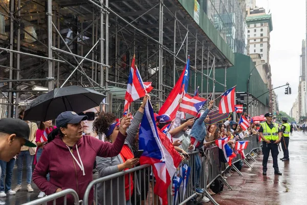 Podekscytowani Ludzie Świętują Paradę Dnia Portorykańskiego Nowym Jorku — Zdjęcie stockowe