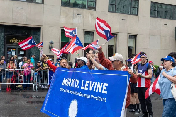 Pessoas Comemorando Desfile Dia Porto Rico Nova York Segurando Bandeiras — Fotografia de Stock