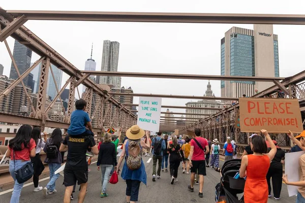 Velký Dav Protestujících Zbraní Pěšky Cadman Plaza Brooklynu Přes Brooklynský — Stock fotografie