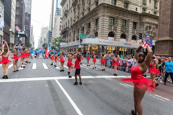 Porto Riko Günü Geçit Töreni 'ni New York City sokaklarında kutlayan kalabalık.