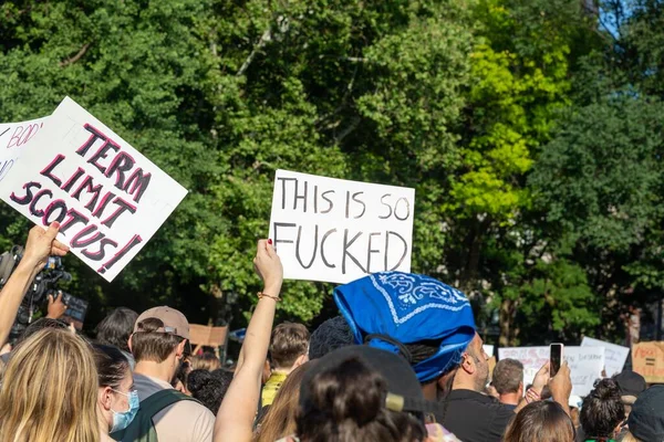 Washington Square Park, New York, 6-24-2022. Protestocular, Anayasa Mahkemesi 'nin Roe-Wade davasını geri çevirmesi üzerine ellerinde karton levhalar tutuyorlar.