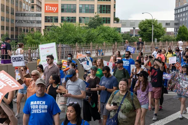 Silahları protesto eden büyük bir kalabalık. Brooklyn 'deki Cadman Plaza' dan Brooklyn Köprüsü üzerinden New York 'a yürüyorum.
