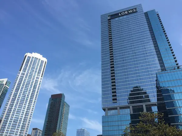 Χαμηλή Γωνία Των Κτιρίων Του Σικάγο Γαλάζιο Ουρανό — Φωτογραφία Αρχείου