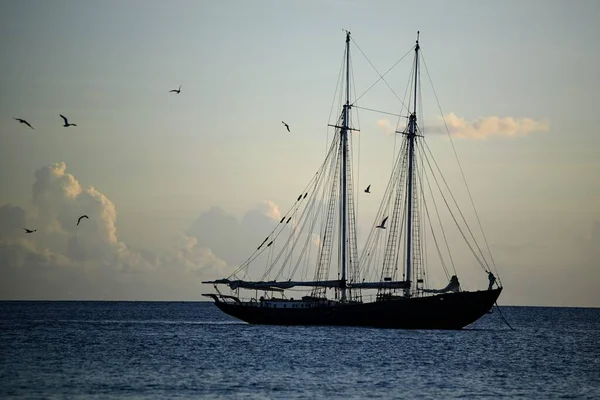 Una Hermosa Escena Velero Alto Agua Del Mar Contra Cielo — Foto de Stock