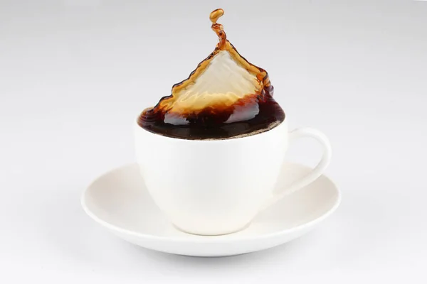 白い背景に隔離されたカップからコーヒースプラッシュ — ストック写真