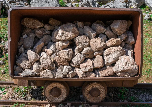 Demiryolu Raylarında Taşlarla Dolu Bir Maden Vagonu — Stok fotoğraf