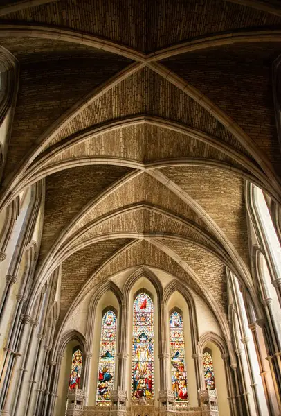 大聖堂の内部の垂直ショット — ストック写真
