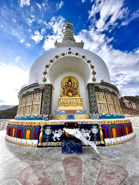 Vertical Shot Buddhist Shanti Stupa Hilltop Chanspa Leh District Ladakh — Stock Photo, Image