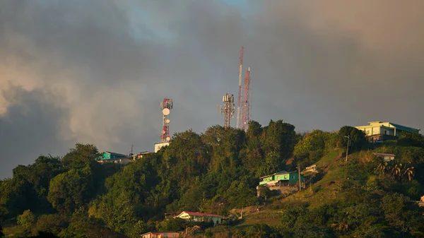 Piękny Niski Kąt Wież Komunikacyjnych Lesie Pod Kolorowym Zachmurzonym Niebem — Zdjęcie stockowe