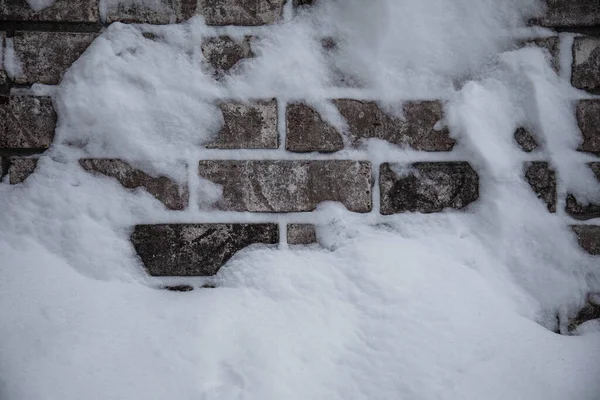 Крупный План Кирпичной Стены Покрытой Снегом — стоковое фото