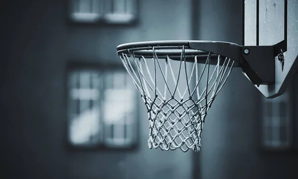 Eine Nahaufnahme Graustufen Eines Basketballkorbs Von Einer Seite Mit Einem — Stockfoto