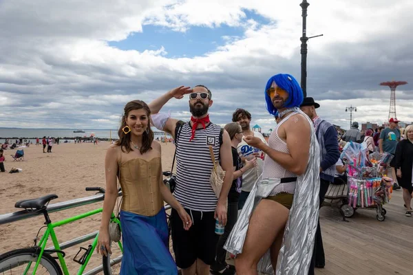 Group Friends Dressed 40Th Annual Mermaid Parade Coney Island Beach — Stock Photo, Image