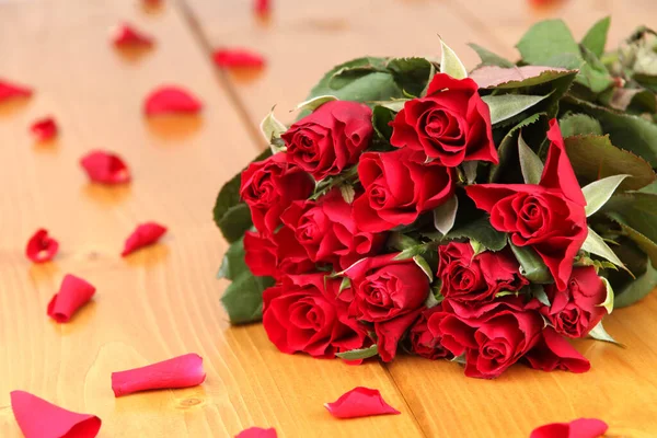 Lindo Buquê Rosas Vermelhas Piso Laminado Madeira — Fotografia de Stock
