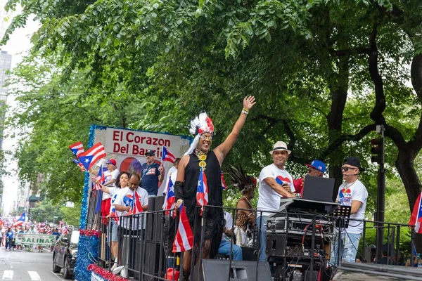 New York 'taki Porto Riko Günü Geçidi' ni kutlamak için büyük bir kalabalık geliyor.