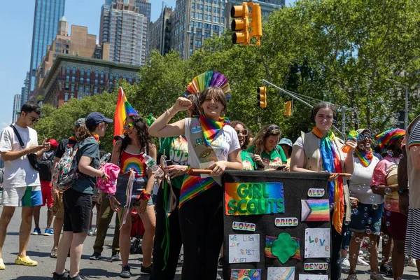 New York City, ABD 'de 2022 sayılı Onur Yürüyüşü' nü kutlayan insanlar