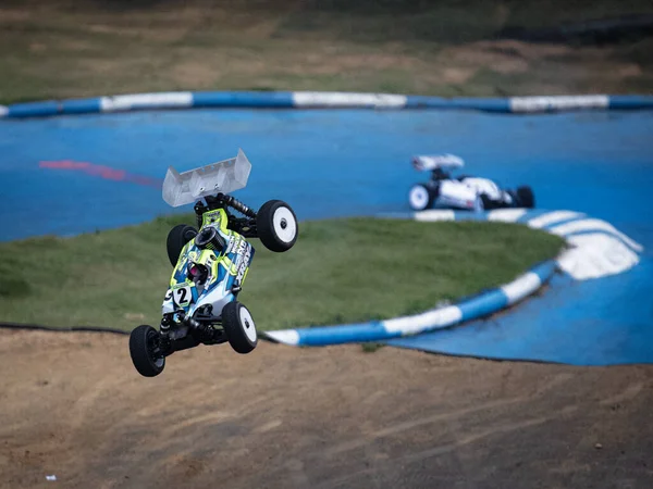 Fransa 'da havada uzaktan kumandalı bir yarış arabası