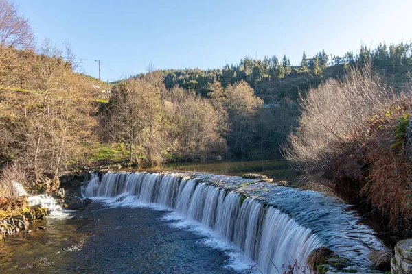 Serra da Estrela, Portekiz 'de şelalesi olan güzel bir manzara.