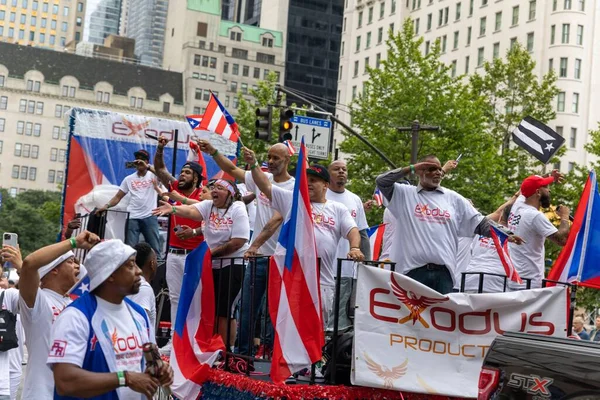 Manhattan sokaklarındaki kalabalık Porto Riko Günü Geçidi 'ni kutluyor.