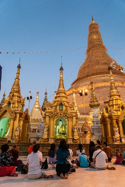 Yangon Myanmar Daki Buddist Tapınağı Nda Namaz Kılan Insanların Görüntüsü — Stok fotoğraf