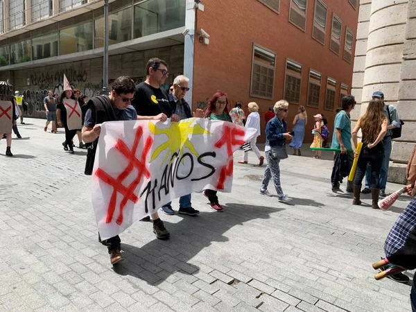 Sokaklarda sosyal talepleri protesto eden bir kalabalık