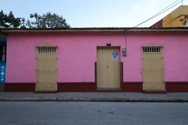 Een Prachtig Uitzicht Een Gekleurd Gebouw Trinidad Onder Blauwe Lucht — Stockfoto