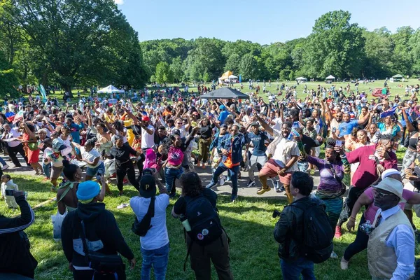 Crowd 13Th Annual Juneteenth Celebration Prospect Park Brooklyn Sunny Day — Stock Photo, Image