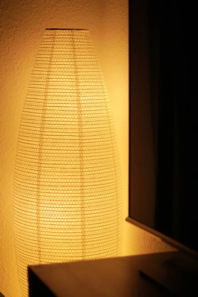 Odanın köşesindeki lambanın dikey görüntüsü.