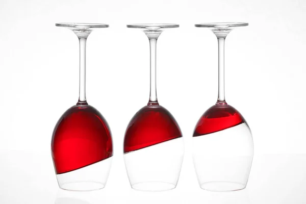 Trei Pahare Vin Roșu Fundal Alb Imagine Inversată — Fotografie, imagine de stoc