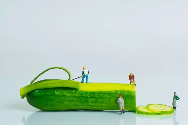 Arbeiders Schillen Snijden Een Sappige Verse Komkommer Witte Achtergrond — Stockfoto