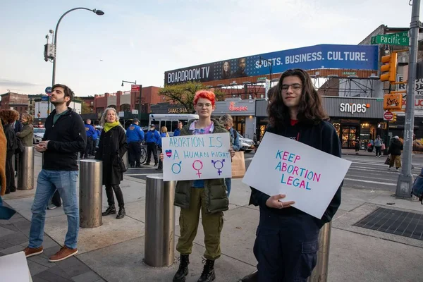 Brooklyn, New York, ABD 'deki Barclays Center' da karton tabela tutan genç bir kadın.