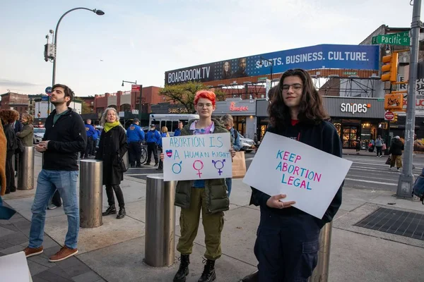 Молода Жінка Картонним Знаком Барклайс Центрі Бруклін Нью Йорк Сша — стокове фото