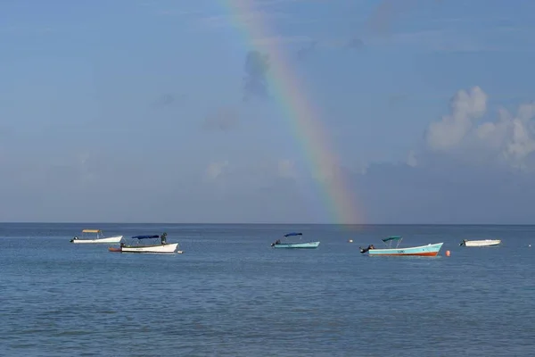 Tiro Barcos Agua Contra Cielo Nublado Gran Arco Iris —  Fotos de Stock