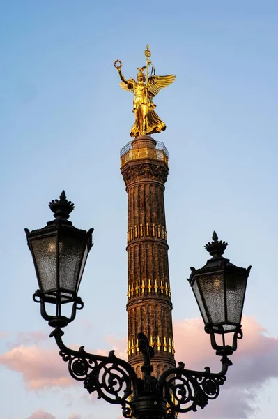 Plano Vertical Desde Famoso Monumento Berlins Siegessaeule Hasta Las Típicas —  Fotos de Stock