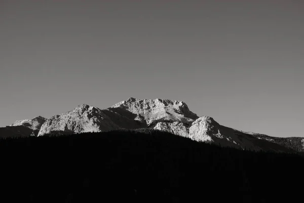 Harmaa Laukaus Lumiset Vuoret Päivänvalossa Täydellinen Taustakuvia — kuvapankkivalokuva