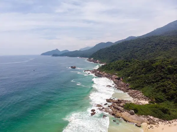 Ein Luftbild Von Meereswellen Die Gegen Einen Felsigen Strand Krachen — Stockfoto