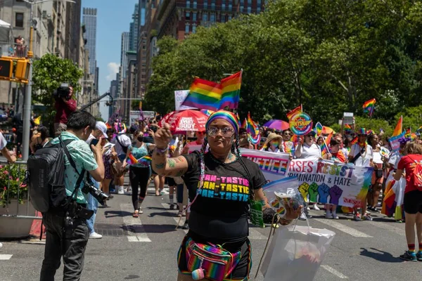 New York City, ABD 'de 2022 sayılı Onur Yürüyüşü' nü kutlayan insanlar