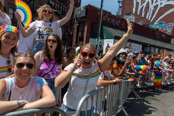 Люди Празднующие Парад Гордости 2022 Года Улицах Нью Йорка Сша — стоковое фото