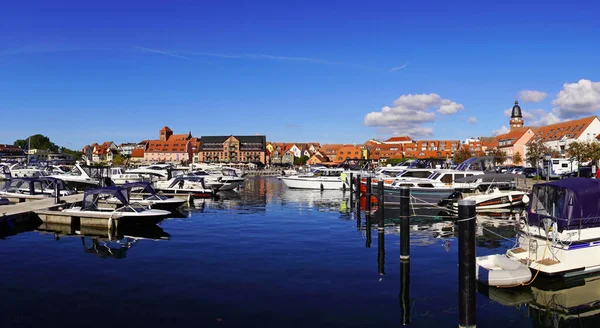 Uitzicht Stad Waren Aan Oever Van Mueritz Met Zijn Haven — Stockfoto