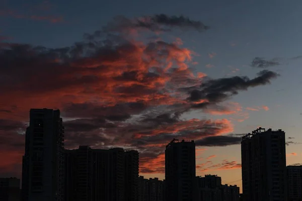 俄罗斯莫斯科近现代建筑的风景 在粉色夕阳西下的阴郁日子 — 图库照片