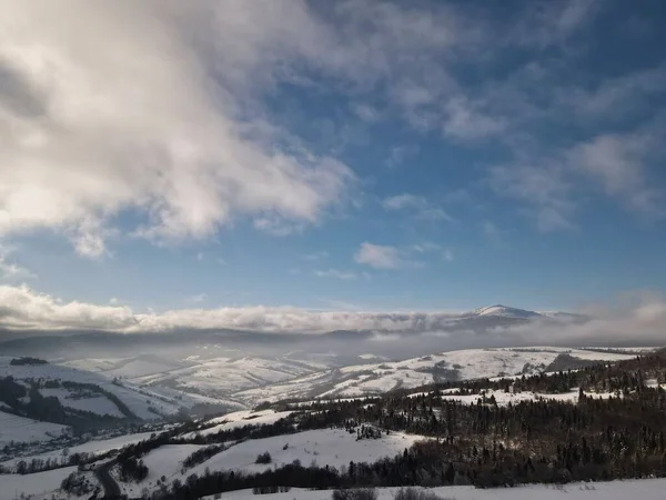 Tiro Alto Ângulo Montanhas Inverno Cobertas Neve Árvores Ucrânia — Fotografia de Stock