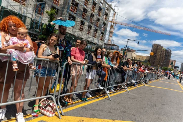 Uitzicht Mooie Mensen 40E Jaarlijkse Zeemeerminnenparade Coney Island Juni 2022 — Stockfoto