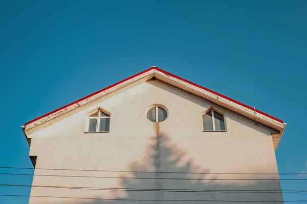 Low Angle Shot Building Tree Shadow Its White Facade Isolated — Stock Photo, Image