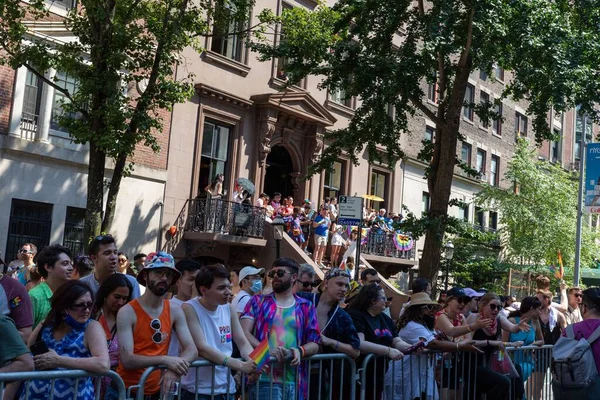 Wielkie Tłumy Ludzi Świętujących Paradę Pride Ulicach Nowego Jorku — Zdjęcie stockowe