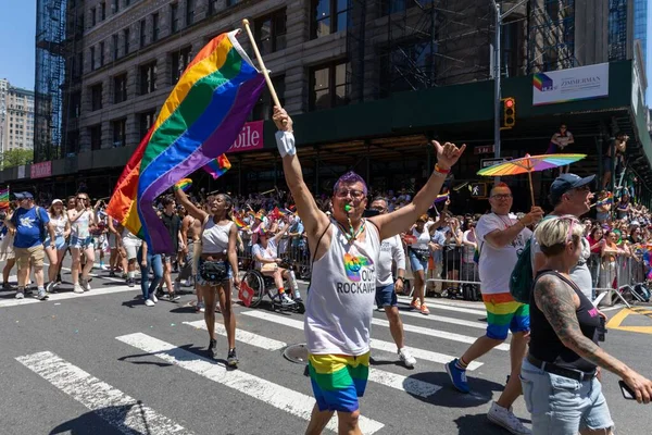 Gente Alegre Caminando Desfile Del Orgullo Ciudad Nueva York Junio —  Fotos de Stock