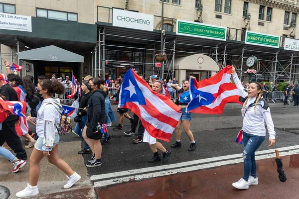 Folla Festeggia Parata Del Giorno Portoricano New York Con Bandiere — Foto Stock